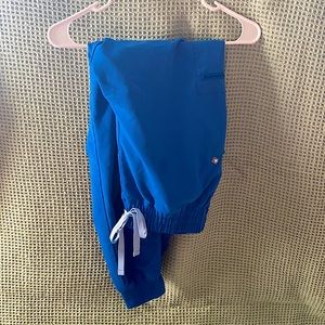 Figs joggers in ‘Royal’.